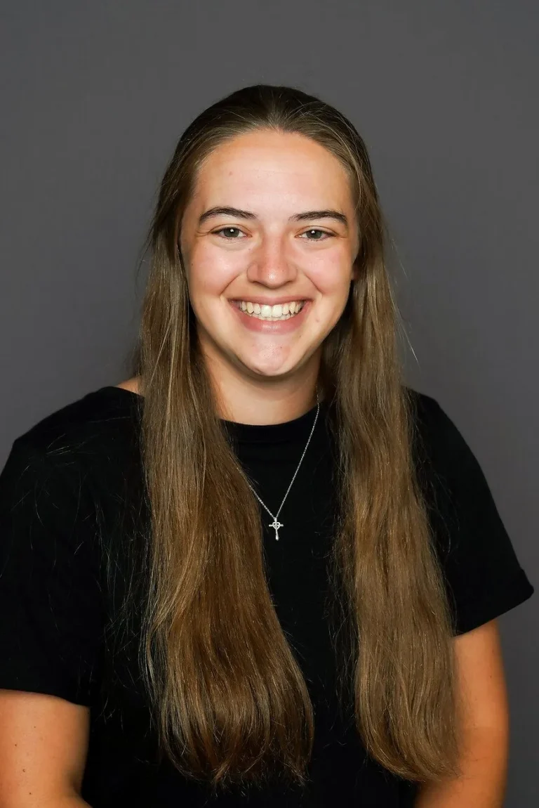Laura Ellinghuysen headshot smiling